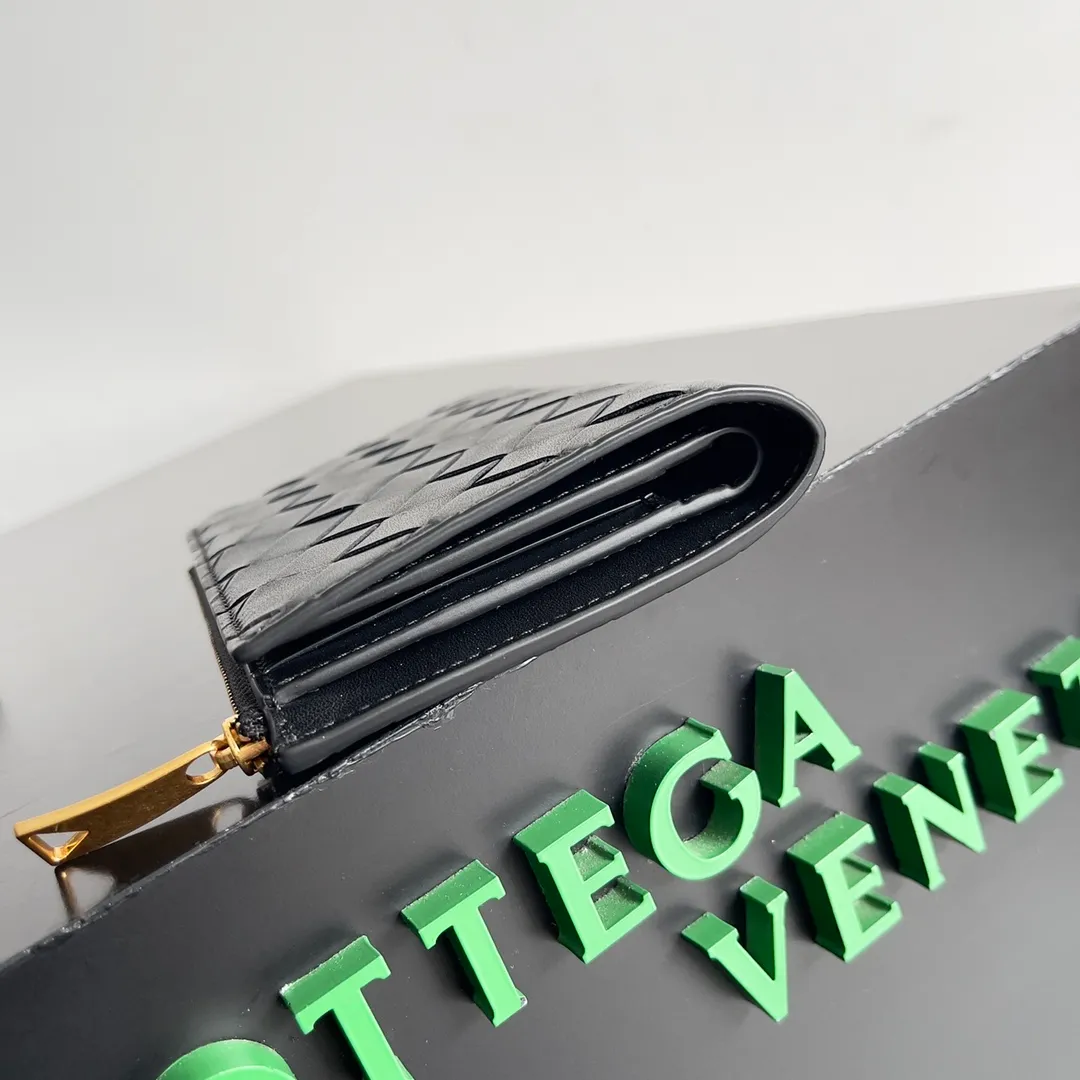 Batch 960 of BOTTEGA VENETA’s new woven small wallets are now shipping! ! ! 🥰🥰Made of carefully selected first-layer sheepskin fabric, this small luxury wallet has an elegant appearance and is also full of practicality. It can store change, driver's license and various cards at the same time. It is so small that it can be put in your pocket and carried with you. It is really convenient [Applause][Applause] Style No.: 667468 Size: 14.5*9.3*2cm
